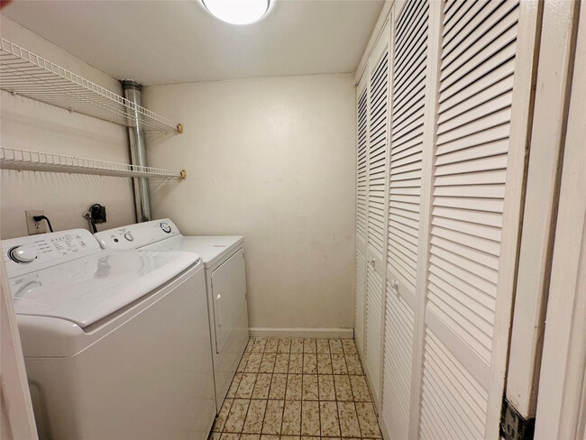 Building Photo - 444 Pine Cir