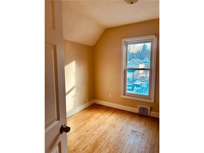 Building Photo - 246 Sidney St E