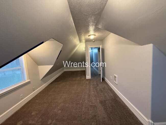 Building Photo - Half Off First Month's Rent Move in Special!! Perry District - 3 Bed/1 Bath Home