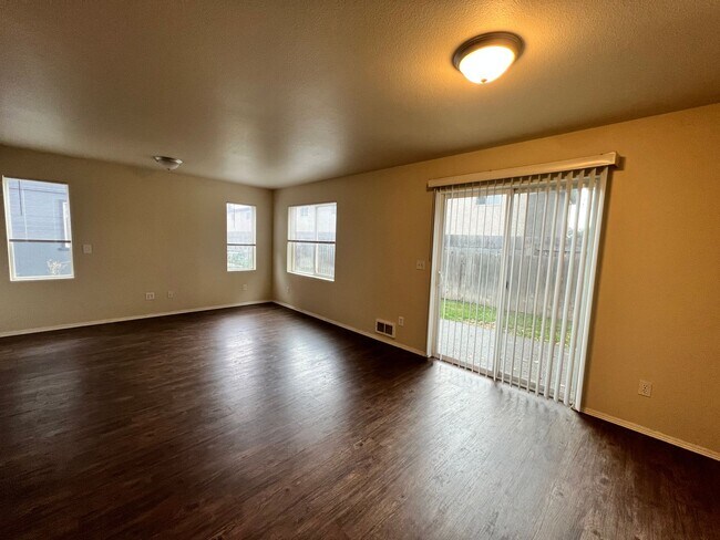 Building Photo - 400 River Ave