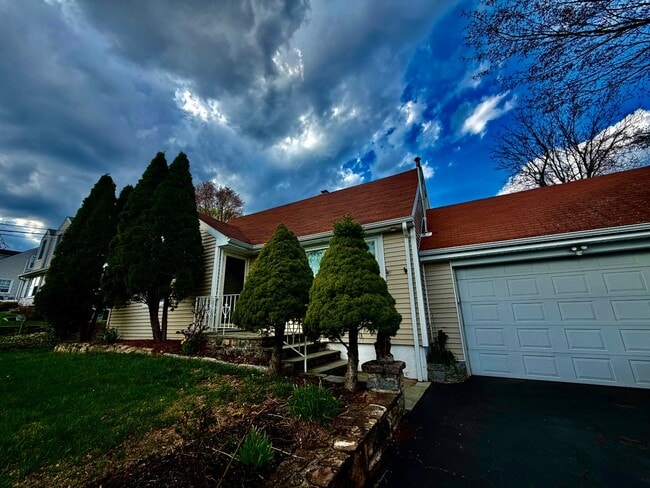 Building Photo - 51 Iroquois Rd