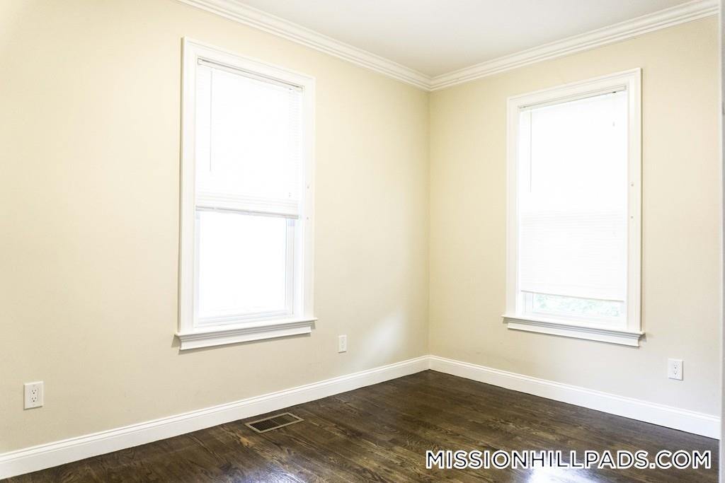 Building Photo - 19 Perrin St