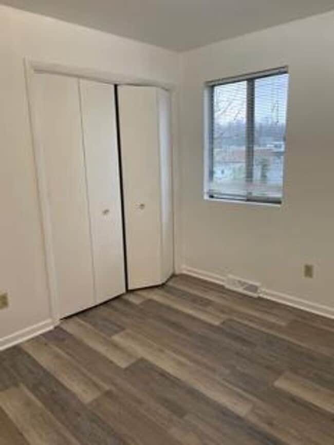 Building Photo - New Listing!