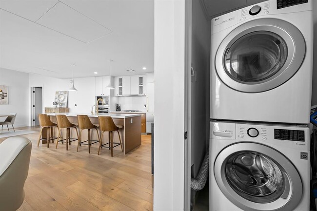 Building Photo - 70 Rainey St