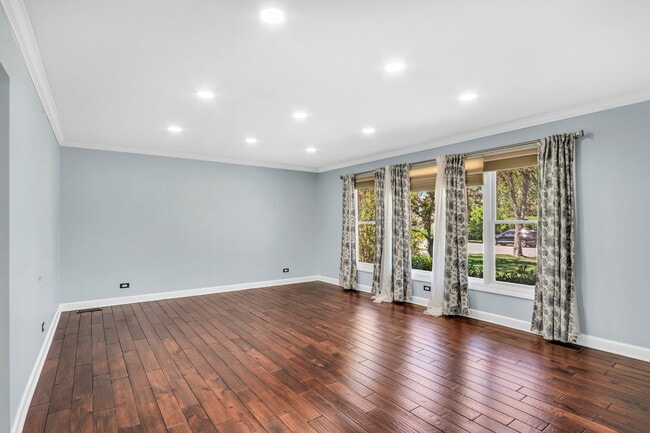 Building Photo - 107 E Burr Oak Dr