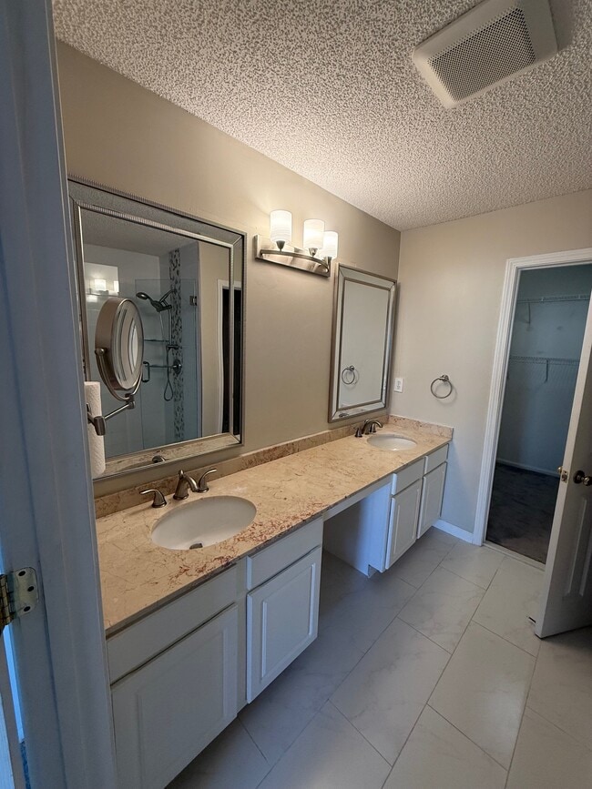 Building Photo - 13 Regency Rd