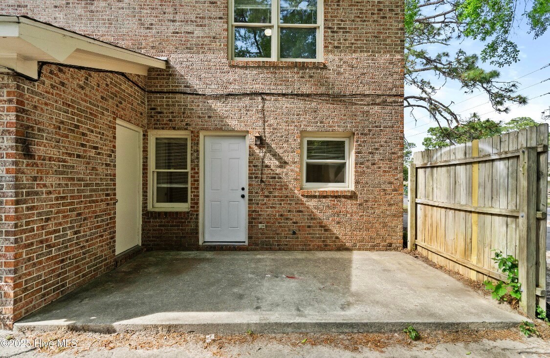 Building Photo - 321 Lennon Dr