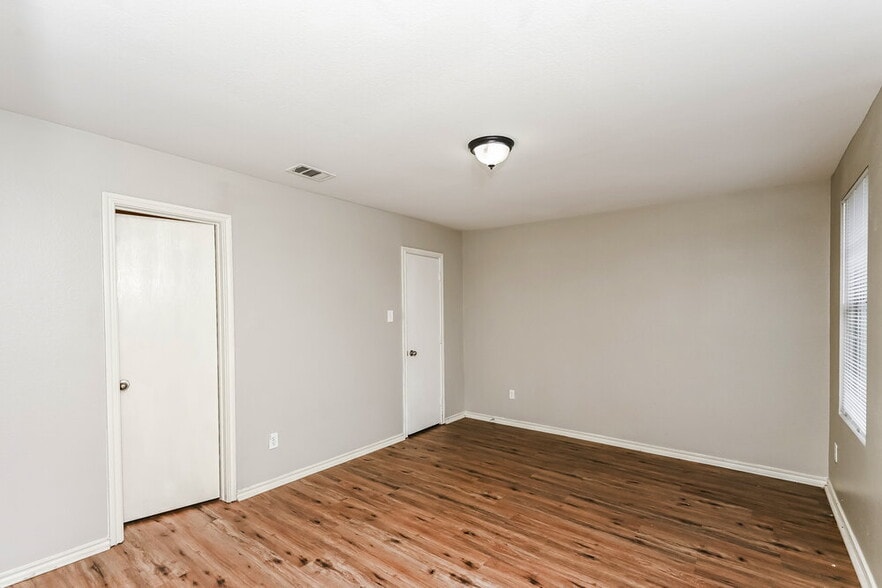 Building Photo - 517 Creekbend St