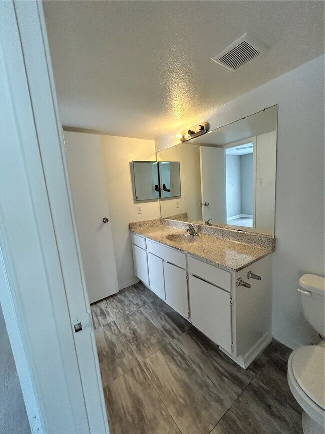 Building Photo - 3900 Woodchase Dr