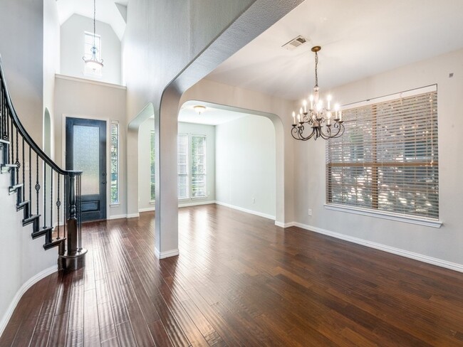 Building Photo - 3250 Woodbine Tr