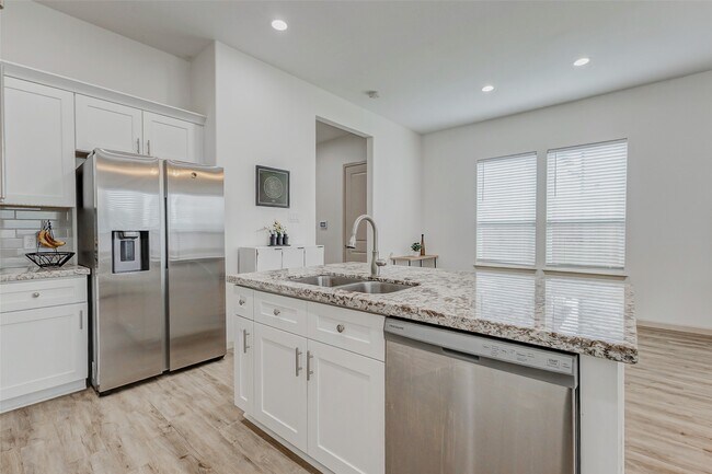 Building Photo - 2115 Esther Dr