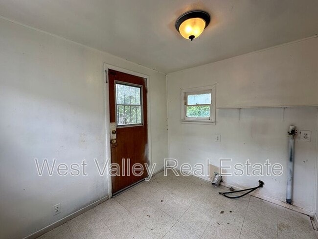 Building Photo - 521 Rose Ave