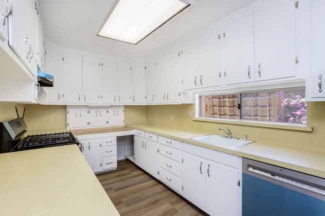Building Photo - 4 Bed / 2 Bath Welcoming Midtown Palo Alto...