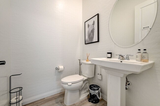 Building Photo - Stunning Fully Furnished 5-Bedroom Home in...