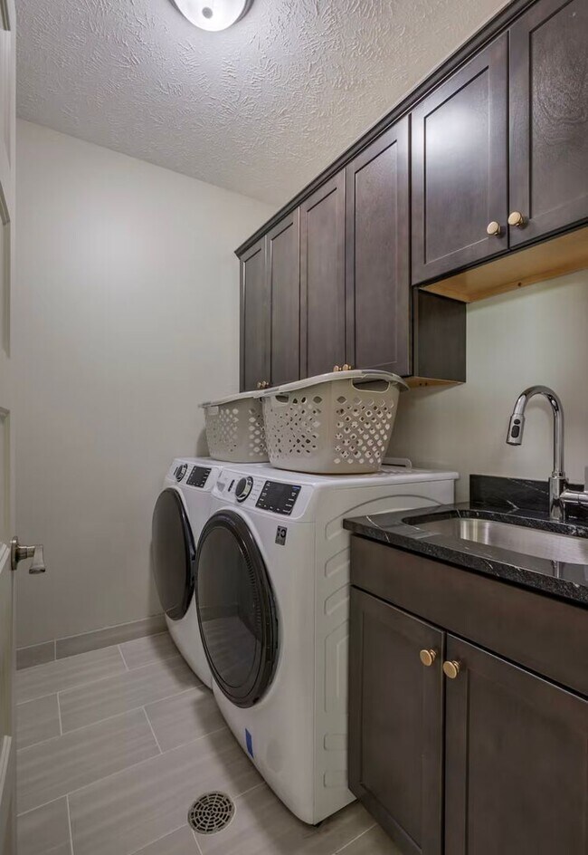 Building Photo - Fully Furnished Modern 3BR Retreat | Penthouse + Skyline Views