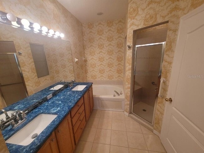 Building Photo - 4665 Whispering Oaks Dr