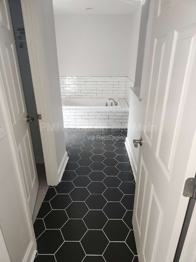 Building Photo - 52 Kirby Rd