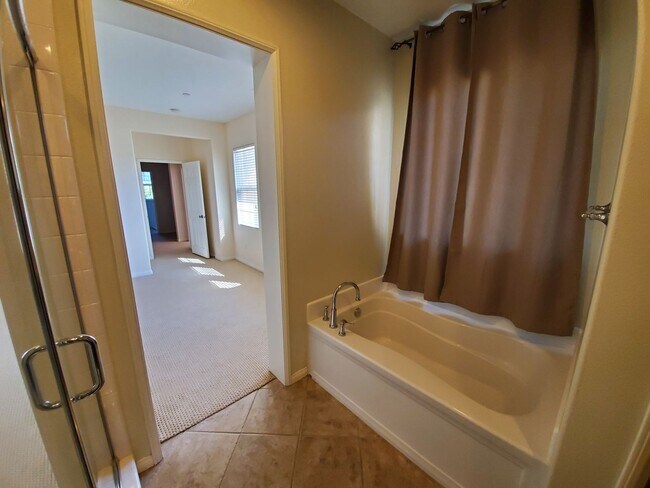 Building Photo - Spacious 4 Bedroom 3 Bath Two Story Riverp...