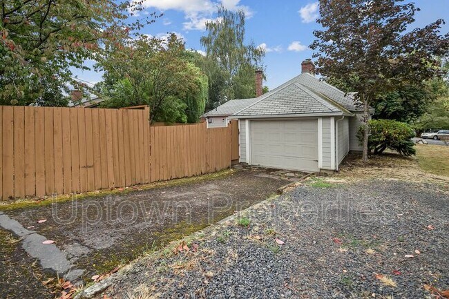 Building Photo - 9520 SW Cypress St