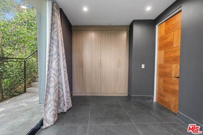 Building Photo - 3712 Broadlawn Dr