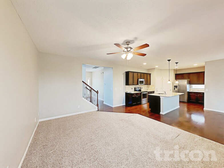 Building Photo - 1637 Robindale Dr