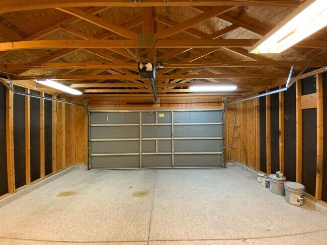 Building Photo - 3 Bedroom Home Available Near Unser Blvd N...