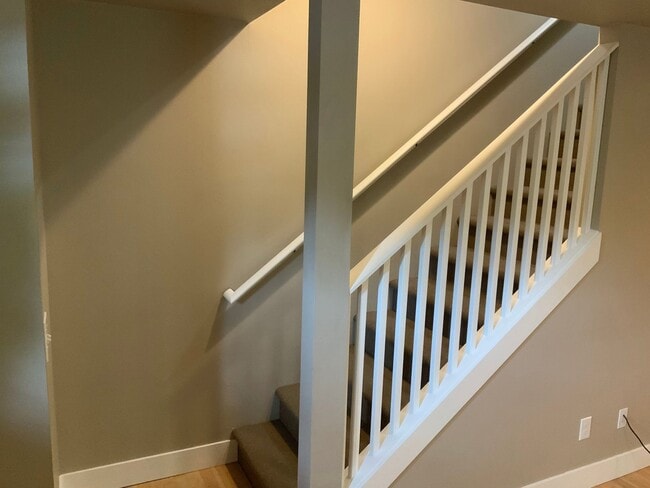 Building Photo - 5 Bedroom Duplex in University Area