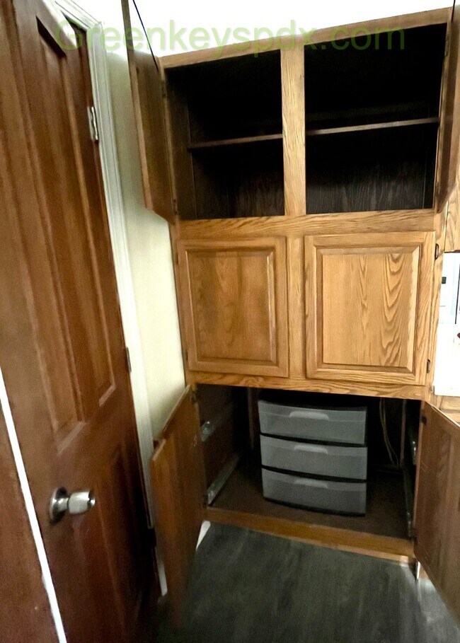 Building Photo - 2-Bedroom, 1-Bathroom Unit Available in Multiplex Near Downtown Hillsboro