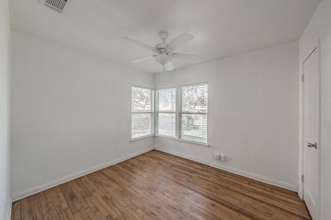 Building Photo - Cute two-bedroom, one-bath home in the hea...