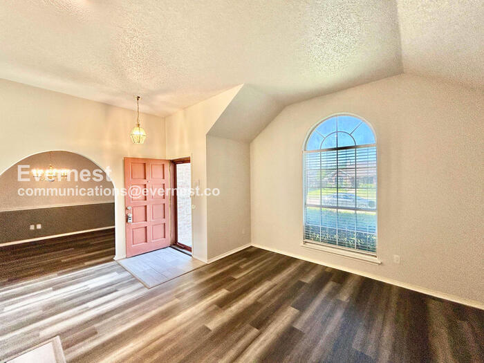 Building Photo - 1608 Willow Creek