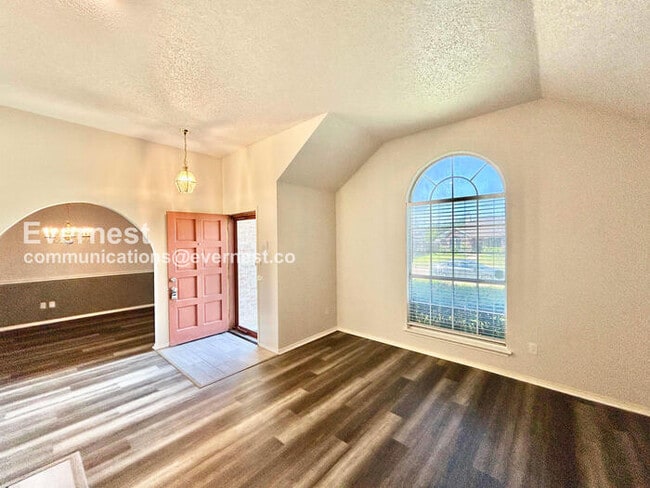 Building Photo - 3 Bed, 2 Bath with Fenced Yard & Garage / Pet-Friendly / Available Now!