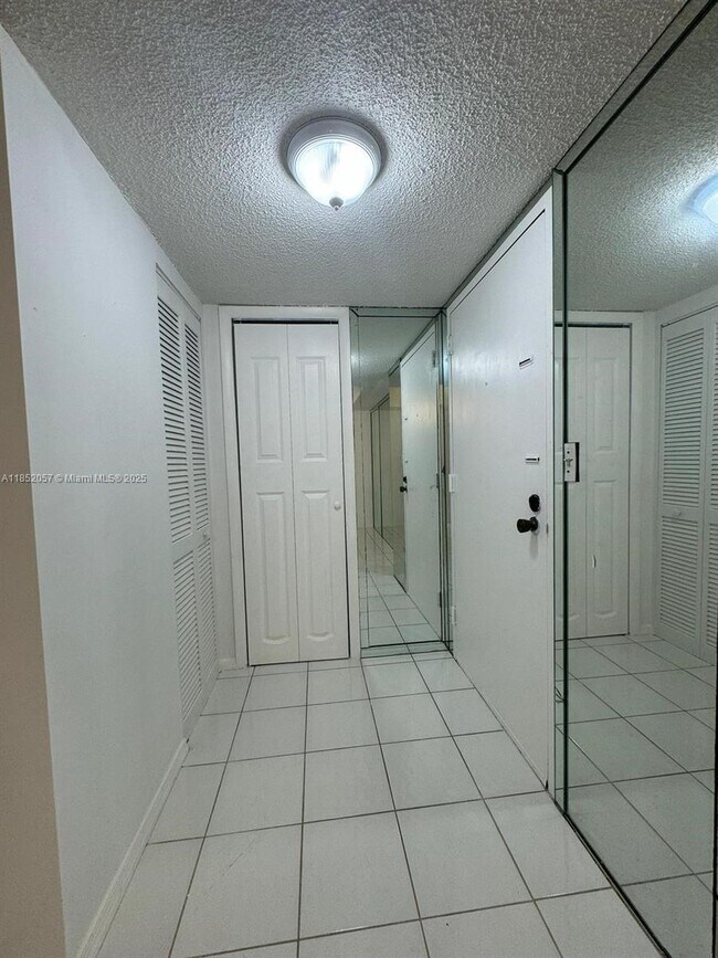 Building Photo - 3660 Inverrary Dr