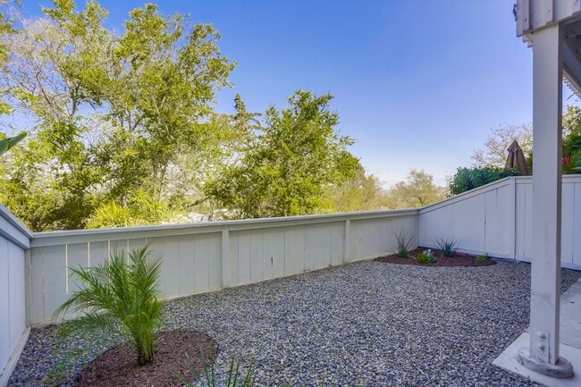 Building Photo - 2 Bedroom Oceanside Condo, with Private Ya...