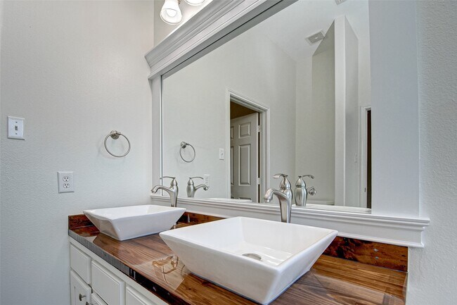 Building Photo - 26439 Richwood Oaks Dr