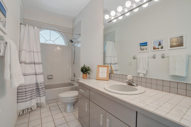 Building Photo - 8951 SE Marina Bay Dr