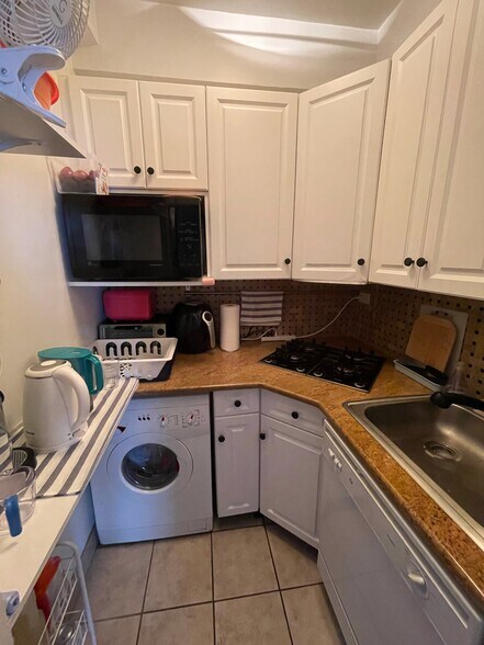 Kitchen - 135 E 54th St