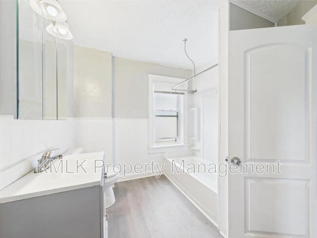 Building Photo - 448 E Voris St