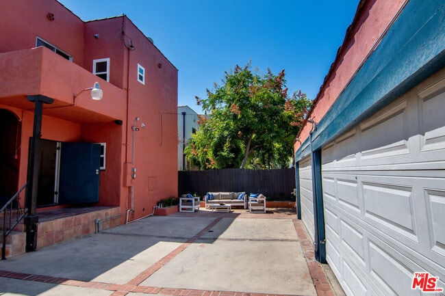 Building Photo - 1049 S Hayworth Ave