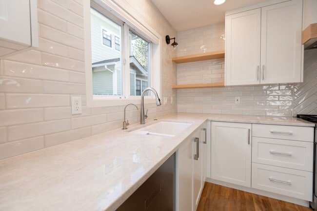 Building Photo - Quintessential Bend Living - 3 Bed | 2 Bat...