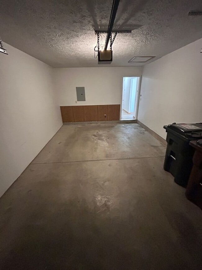 Building Photo - 2-Bedroom Ranch in Peaceful Piqua Neighbor...