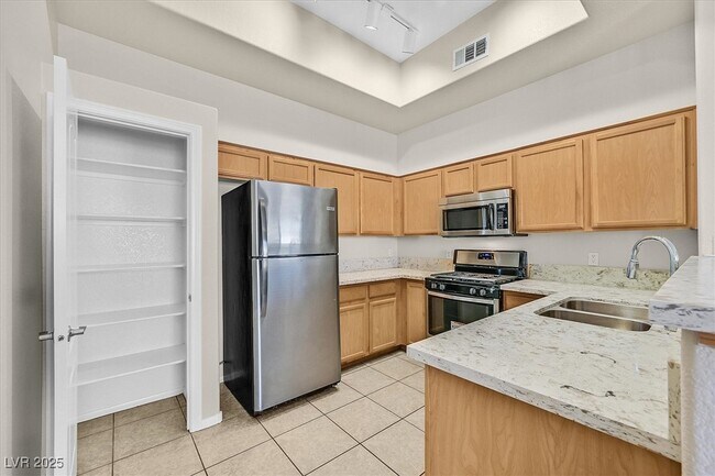 Building Photo - 2305 W Horizon Ridge Pkwy