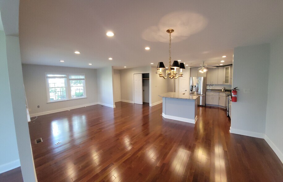 open plan living area - 174A Concordia Cir