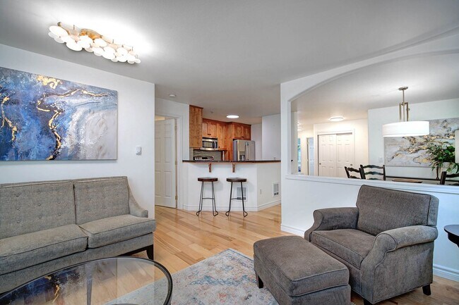 Building Photo - 3Bd/2Ba Issaquah Condo
