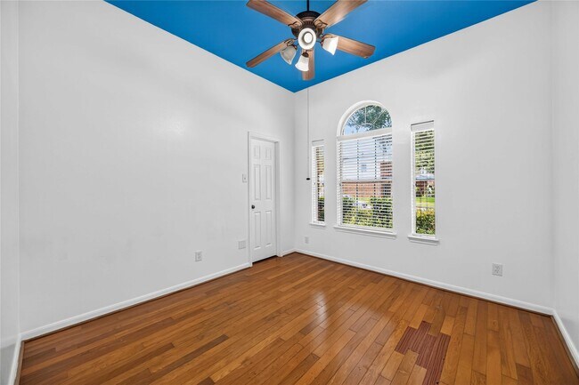 Building Photo - 12807 Canyon Echo Dr