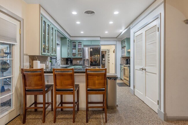 Building Photo - 3 bedroom 2 bath with Pool and Solar