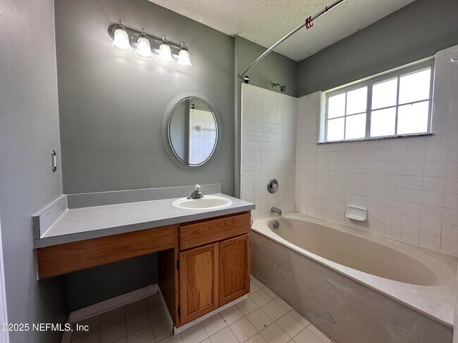 Building Photo - 9007 Bridgecreek Dr W