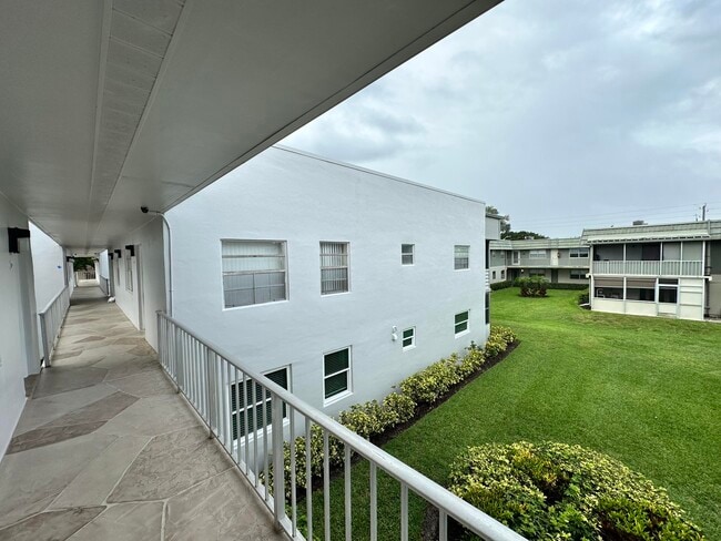 Building Photo - 811 Flanders Q