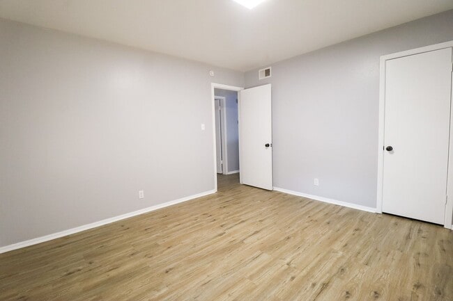 Building Photo - 2 Bed | 2 Bath in Central Tulsa!