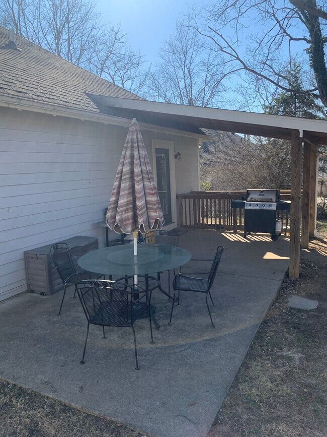 Building Photo - ***AVAILABLE AUGUST 2027*** Bedroom, 2 Bat...