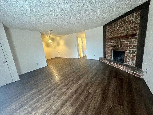 Building Photo - Cute 3 bedroom 2 bathroom Duplex In Broken Arrow!